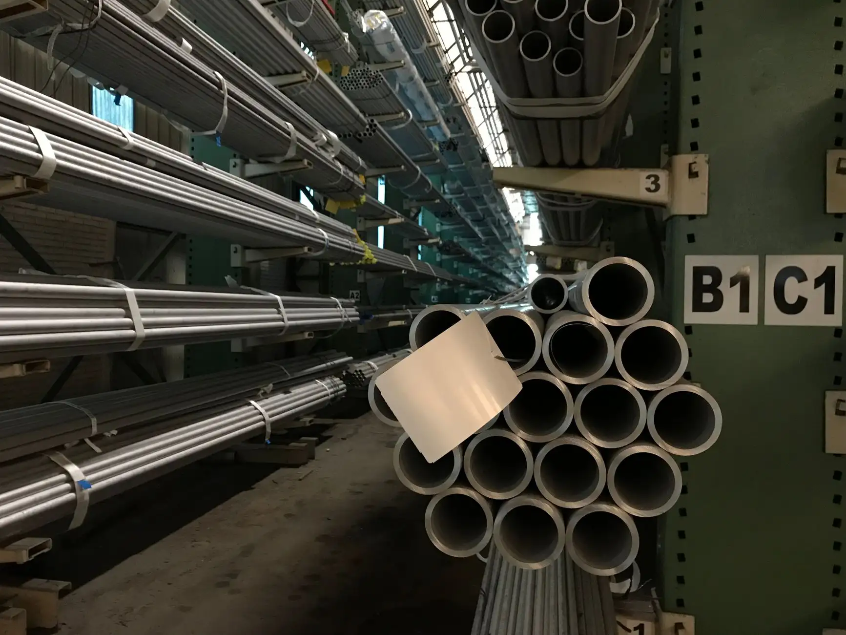 工业显示器与触摸一体机在昆明商超场景中的应用方案