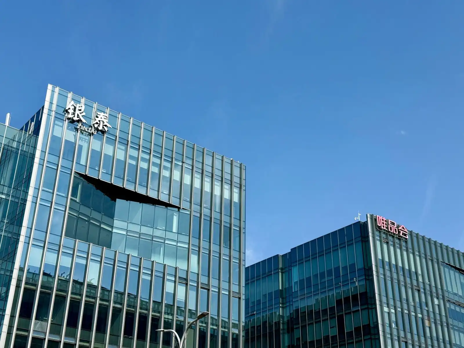 工业显示器与商用显示器核心差异及场景选型指南
