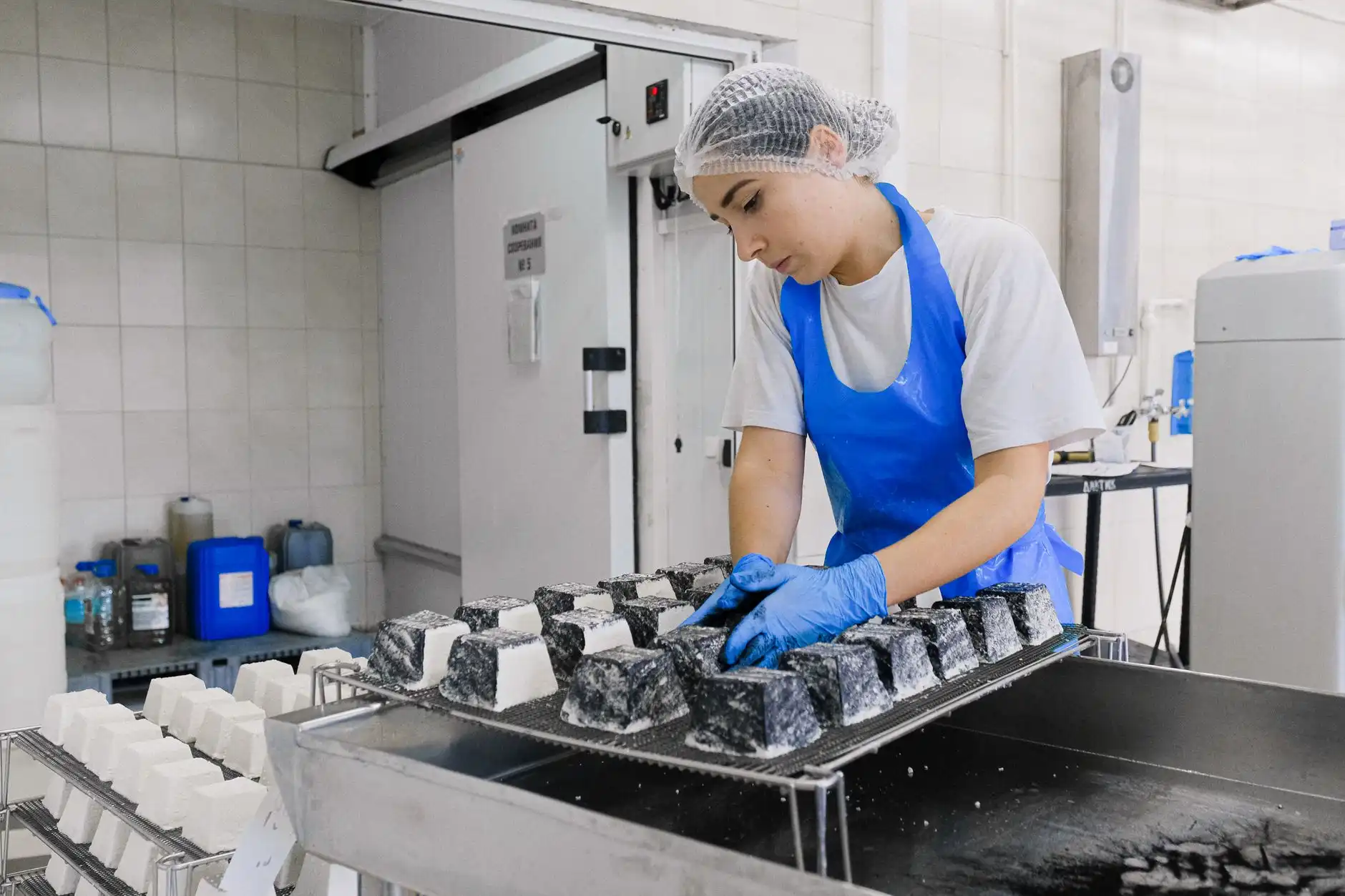 昆明工业显示器选型要点：触摸一体机在商超场景的应用分析