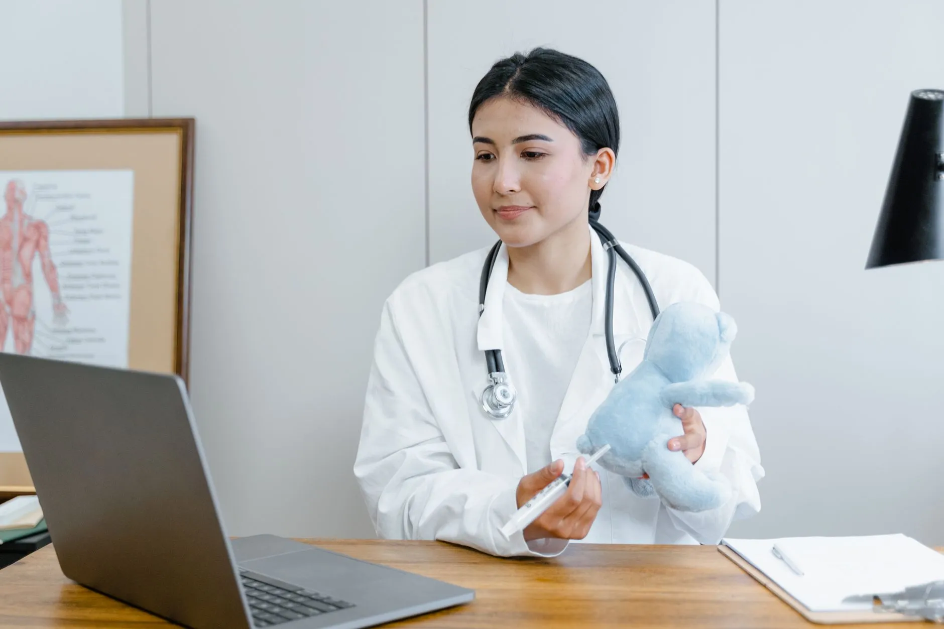 宇贤工业显示器技术参数解读：高亮屏与电容触摸方案对比