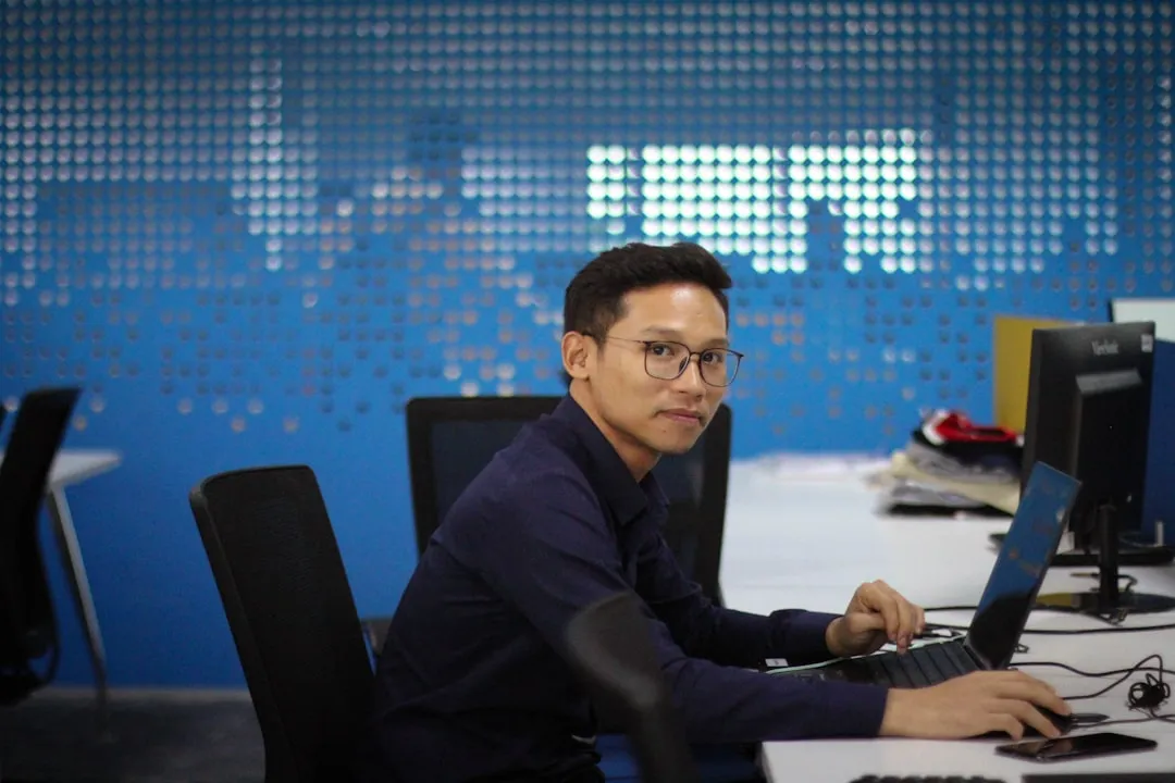 工业显示器与触摸一体机在昆明商超场景中的应用优势解析
