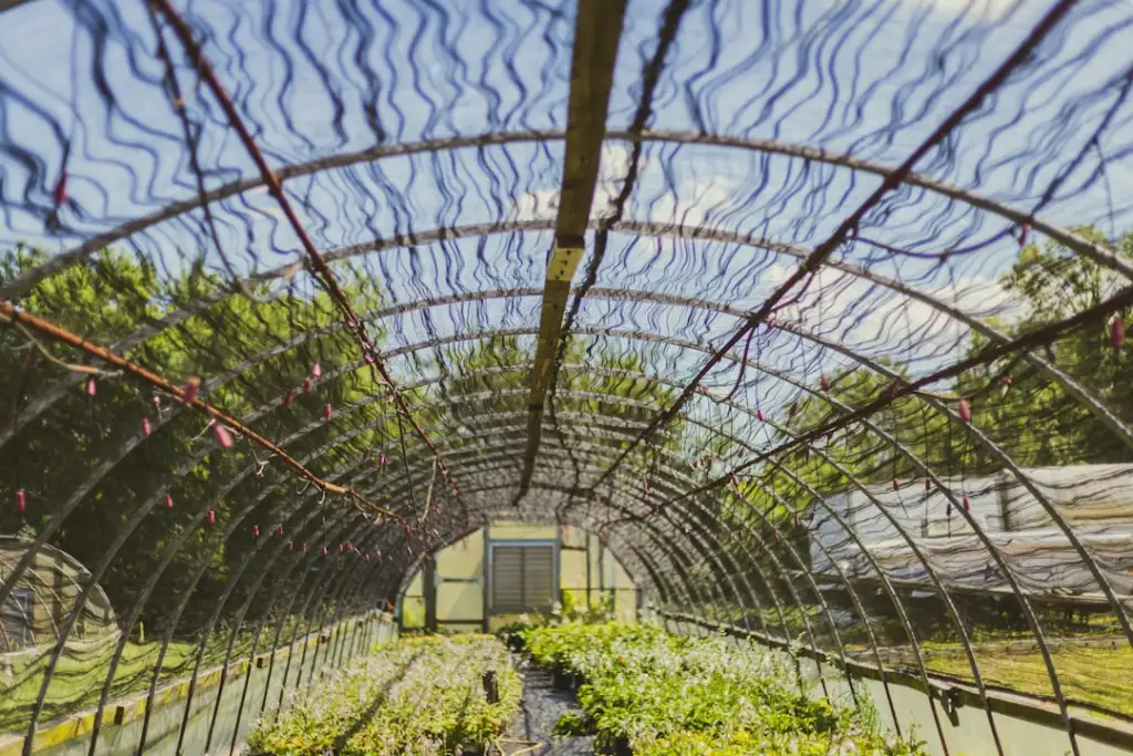 昆明工业显示器选型指南：从面板参数到使用环境的全面解析