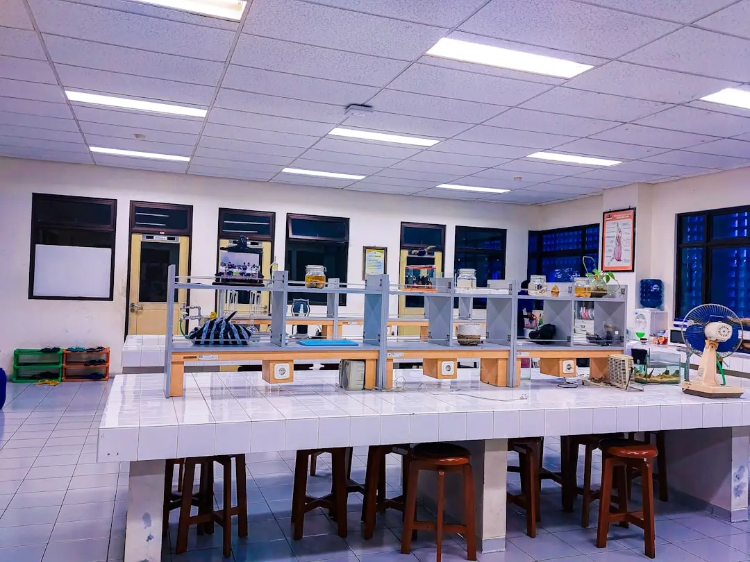 昆明工业触摸一体机选型指南:适配商超与展厅的显示终端